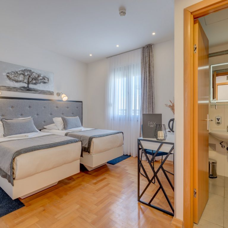 Classic Double/Twin Room - Yard View 12